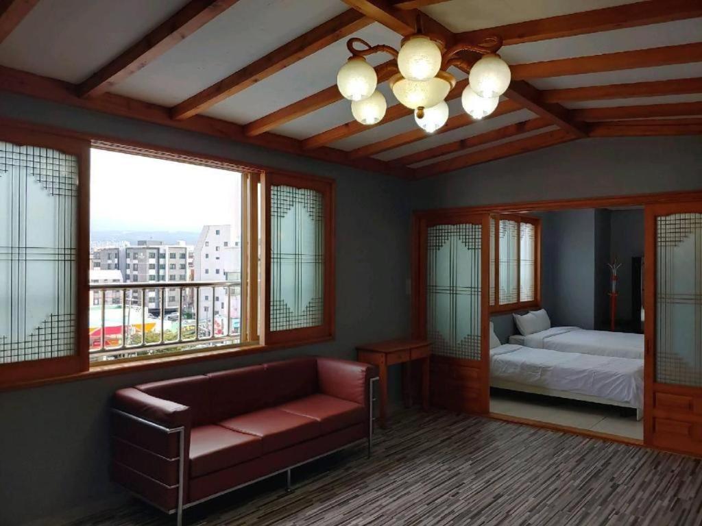 Emerald Ace Hotel Jeju Exteriör bild